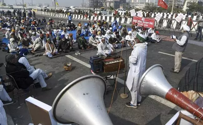 भीड़ के बीच लाउड स्पीकर पर एक आवाज गूंजती है खबरदार इंडिया वालों