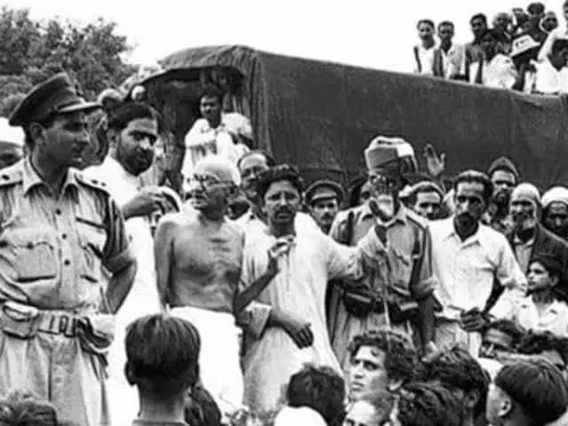 गाँधी का चंपारण पहुंचना और चंपारण ना छोड़ने के निश्चय से ही ब्रितानी हुकूमत हिल गई थी गाँधी का चंपारण पहुंचना और चंपारण ना छोड़ने के निश्चय से ही ब्रितानी हुकूमत हिल गई थी