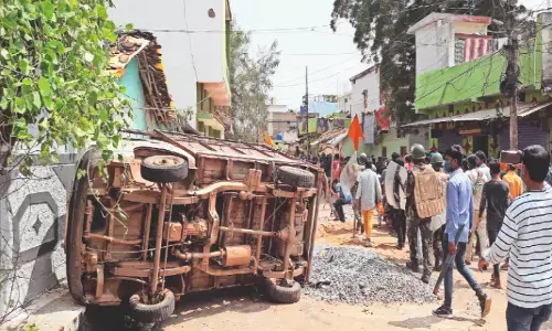 इस शहर में 100 गाड़ियां तोड़ीं, घंटों मचाया उत्पात
