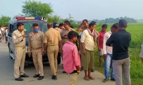 गला रेतकर युवक की हत्या, सड़क किनारे मिली लाश गला रेतकर युवक की हत्या, सड़क किनारे मिली लाश