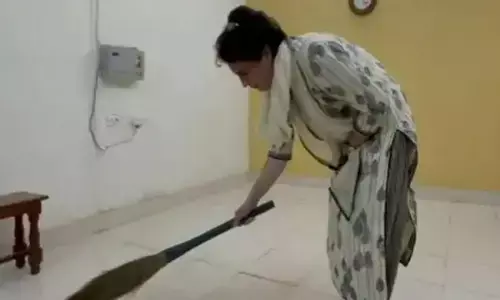 प्रियंका को कमरे में क्यों करनी पड़ी सफाई, झाड़ू लगाते वीडियो बनाने वाला शख्स का नाम आया सामने, हो रही जांच प्रियंका को कमरे में क्यों करनी पड़ी सफाई, झाड़ू लगाते वीडियो बनाने वाला शख्स का नाम आया सामने, हो रही जांच