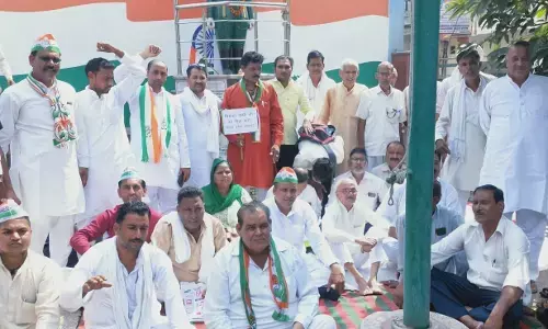 प्रियंका गांधी को रिहा करने की मांग, कांग्रेस कार्यकर्ता बैठे धरने पर