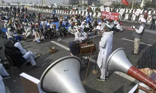 भीड़ के बीच लाउड स्पीकर पर एक आवाज गूंजती है खबरदार इंडिया वालों भीड़ के बीच लाउड स्पीकर पर एक आवाज गूंजती है खबरदार इंडिया वालों