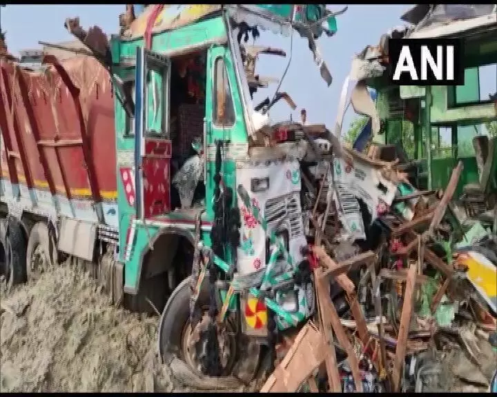 Barabanki breaking news: वोल्वो बस के ट्रक से टकरा जाने से 9 लोगों की मौत, 27 लोग घायल