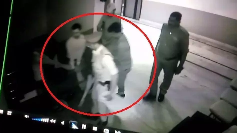 लहूलुहान मनीष को उठाकर ले जाते दिखे पुलिसवाले, सामने आया होटल के अंदर का CCTV वीडियो लहूलुहान मनीष को उठाकर ले जाते दिखे पुलिसवाले, सामने आया होटल के अंदर का CCTV वीडियो