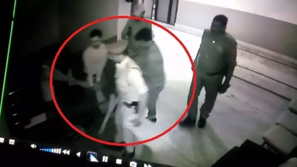 लहूलुहान मनीष को उठाकर ले जाते दिखे पुलिसवाले, सामने आया होटल के अंदर का CCTV वीडियो