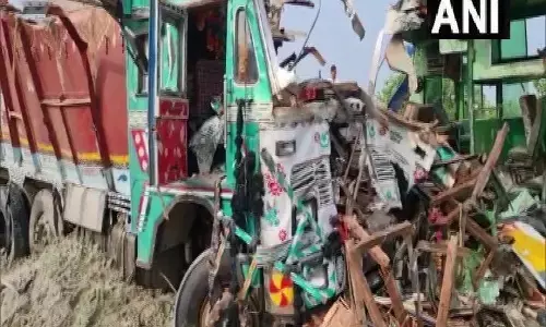 Barabanki breaking news: वोल्वो बस के ट्रक से टकरा जाने से 9 लोगों की मौत, 27 लोग घायल Barabanki breaking news: वोल्वो बस के ट्रक से टकरा जाने से 9 लोगों की मौत, 27 लोग घायल