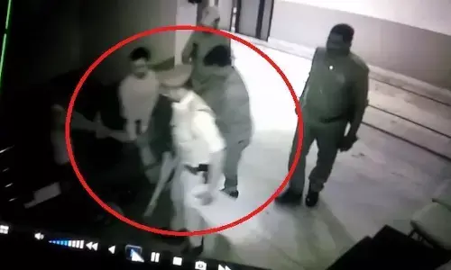 लहूलुहान मनीष को उठाकर ले जाते दिखे पुलिसवाले, सामने आया होटल के अंदर का CCTV वीडियो लहूलुहान मनीष को उठाकर ले जाते दिखे पुलिसवाले, सामने आया होटल के अंदर का CCTV वीडियो