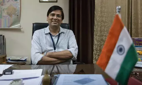 IAS Samit Sharma अचानक पहुंचे सरकारी स्कूल, फिर देखिये  89 हजार पाने वाली शिक्षिका का वायरल वीडियो IAS Samit Sharma अचानक पहुंचे सरकारी स्कूल, फिर देखिये  89 हजार पाने वाली शिक्षिका का वायरल वीडियो
