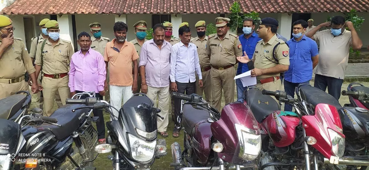 भोले भाले किसानों से बड़े पैमाने पर ठगी करने वाले कुख्यात शातिर गिरोह का भण्डाफोड़, सरग़ना समेत चार 15 मोटरसाइकिलों समेत धरे भोले भाले किसानों से बड़े पैमाने पर ठगी करने वाले कुख्यात शातिर गिरोह का भण्डाफोड़, सरग़ना समेत चार 15 मोटरसाइकिलों समेत धरे