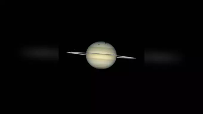 NASA के टेलीस्कोप ने दिखाए शनि के 4 चांद, हैरत में डाल देगी मून परेड की ये तस्वी