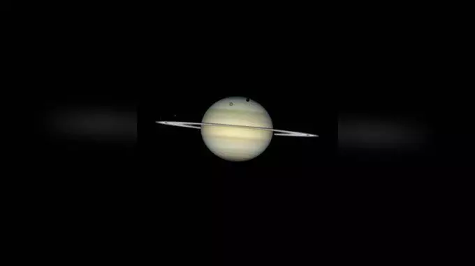 NASA के टेलीस्कोप ने दिखाए शनि के 4 चांद, हैरत में डाल देगी मून परेड की ये तस्वी NASA के टेलीस्कोप ने दिखाए शनि के 4 चांद, हैरत में डाल देगी मून परेड की ये तस्वी