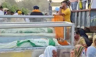 लखीमपुर-खीरी प्रकरण में डी एम मिश्र का यह शेर वायरल हुआ -अगर राजा हुआ सनकी तो क्या होगा सरों को काटकर लाशों पे बुलडोज़र चला देगा लखीमपुर-खीरी प्रकरण में डी एम मिश्र का यह शेर वायरल हुआ -अगर राजा हुआ सनकी तो क्या होगा सरों को काटकर लाशों पे बुलडोज़र चला देगा