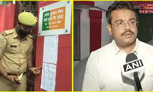 यूपी पुलिस ने गृह राज्यमंत्री के घर पर चिपकाया दूसरा नोटिस, फरार आशीष मिश्रा को कल सुबह 11 बजे बुलाया यूपी पुलिस ने गृह राज्यमंत्री के घर पर चिपकाया दूसरा नोटिस, फरार आशीष मिश्रा को कल सुबह 11 बजे बुलाया