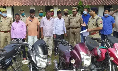 भोले भाले किसानों से बड़े पैमाने पर ठगी करने वाले कुख्यात शातिर गिरोह का भण्डाफोड़, सरग़ना समेत चार 15 मोटरसाइकिलों समेत धरे