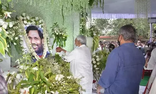 बिहार: मुख्यमंत्री नीतीश कुमार ने स्वo राम विलास पासवान की पहली पुण्यतिथि पर दी भावभीनी श्रद्धांजलि