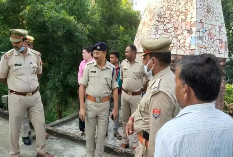 मंदिर में कुल्हाड़ी से काटकर पुजारी की हत्या, परिसर में जांच करते पुलिस अधिकारी