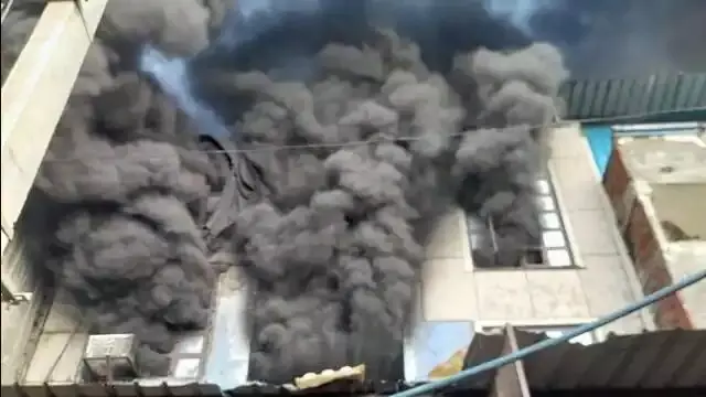 फैक्ट्री में लगी भीषण आग, धमाके के बाद इमारत गिरी, 3 दमकल कर्मियों सहित 4 लोग घायल