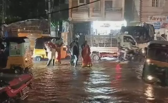 हैदराबाद में बारिश के कहर का VIDEO हुआ वायरल : रेस्टोरेंट में पानी भर गया और पिकअप ट्रक बह गया