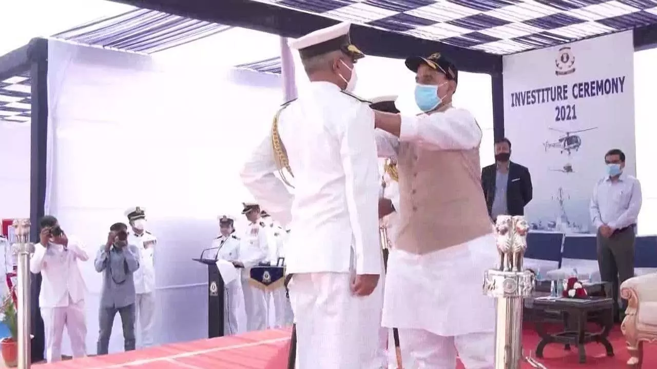 रक्षा मंत्री, राजनाथ सिंह ने भारतीय तटरक्षक बल के जवानों को वीरता और उत्कृष्ट सेवा पदक प्रदान किए