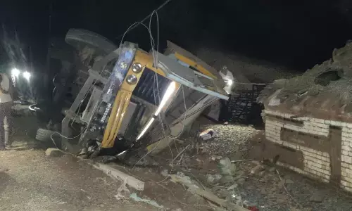 Breaking News: मकान पर ट्राला पलटने से हुई भाई-बहन सहित चार की मौत Breaking News: मकान पर ट्राला पलटने से हुई भाई-बहन सहित चार की मौत