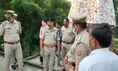 मंदिर में कुल्हाड़ी से काटकर पुजारी की हत्या, परिसर में जांच करते पुलिस अधिकारी मंदिर में कुल्हाड़ी से काटकर पुजारी की हत्या, परिसर में जांच करते पुलिस अधिकारी