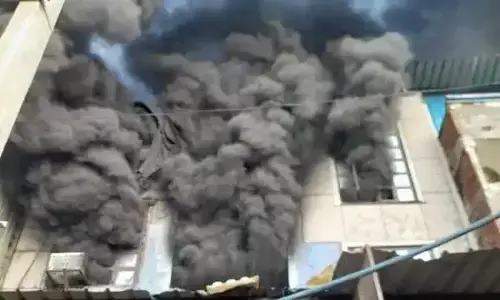 फैक्ट्री में लगी भीषण आग, धमाके के बाद इमारत गिरी, 3 दमकल कर्मियों सहित 4 लोग घायल