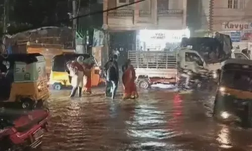 हैदराबाद में बारिश के कहर का VIDEO हुआ वायरल : रेस्टोरेंट में पानी भर गया और पिकअप ट्रक बह गया हैदराबाद में बारिश के कहर का VIDEO हुआ वायरल : रेस्टोरेंट में पानी भर गया और पिकअप ट्रक बह गया