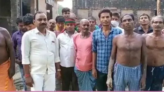 सड़क पर भिड़ गए किन्नरों के दो गुट, निर्वस्त्र कर जूतों से की गई पिटाई,वायरल हुआ फिर