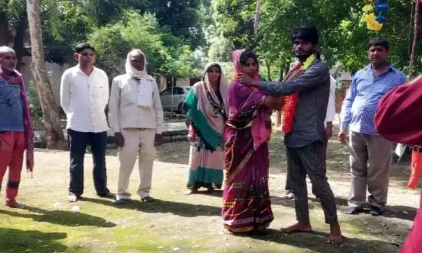 प्रेमी से विवाह पर अड़ी युवती, राहुल ने शिल्पी को पहनाई वरमाला प्रेमी से विवाह पर अड़ी युवती, राहुल ने शिल्पी को पहनाई वरमाला