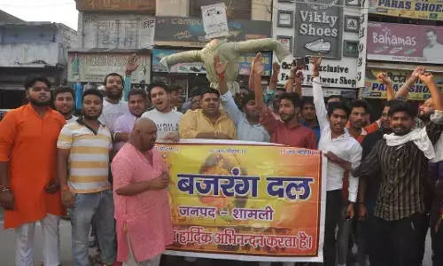 बजरंग दल ने फूंका पाकिस्तान का पुतला बजरंग दल ने फूंका पाकिस्तान का पुतला