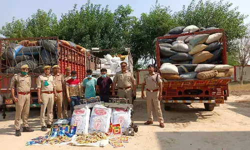 कासगंज पुलिस की बडी कामयाबी, नकली तम्बाकू की अवैध फैक्ट्री पर पुलिस का छापा, लाखों रूपये की नकली तम्बाकू बरामद कासगंज पुलिस की बडी कामयाबी, नकली तम्बाकू की अवैध फैक्ट्री पर पुलिस का छापा, लाखों रूपये की नकली तम्बाकू बरामद