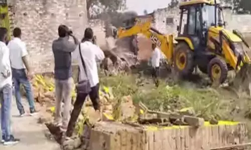यूपी: दीपोत्सव की तैयारी में तोड़े जा रहे गरीबों के आशियाने,चलाए जा रहे बुल्डोजर