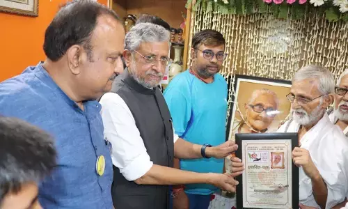 बिहार : सुशील मोदी ने किया नेत्रदानी परिवार को सम्मानित बिहार : सुशील मोदी ने किया नेत्रदानी परिवार को सम्मानित