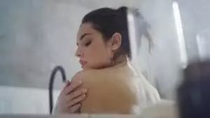 बाथरूम में नहा रही थी महिला, बेटी ने चुपके से वीडियो लाइव कर दिया ये वीडियो
