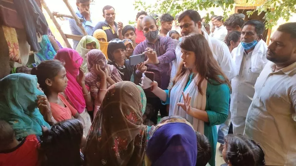 जेवर की रेप पीड़िता को न्याय दिलाने के लिये पंखुड़ी पाठक के साथ जेवर पहुँचा कांग्रेस प्रतिनिधिमंडल जेवर की रेप पीड़िता को न्याय दिलाने के लिये पंखुड़ी पाठक के साथ जेवर पहुँचा कांग्रेस प्रतिनिधिमंडल