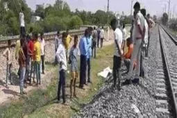 दो सगी बहिनों ने की मालगाड़ी के आगे कूदकर आत्महत्या, देखकर दहल गया दिल दो सगी बहिनों ने की मालगाड़ी के आगे कूदकर आत्महत्या, देखकर दहल गया दिल
