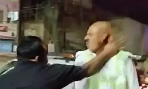 अलीगढ़ में ट्रैफिक पुलिसकर्मी की बीच सड़क पर जमकर पिटाई, फाड़ी वर्दी अलीगढ़ में ट्रैफिक पुलिसकर्मी की बीच सड़क पर जमकर पिटाई, फाड़ी वर्दी