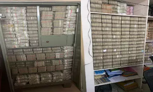 आयकर विभाग को रेड में अलमारियों में रखे मिले 142 करोड़ रुपये, अफसर भी देखकर रह गए दंग