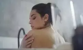 बाथरूम में नहा रही थी महिला, बेटी ने चुपके से वीडियो लाइव कर दिया ये वीडियो बाथरूम में नहा रही थी महिला, बेटी ने चुपके से वीडियो लाइव कर दिया ये वीडियो