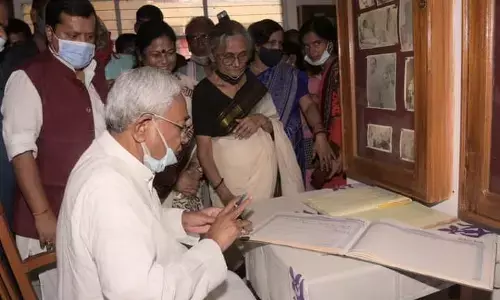 चरखा समिति के विजिटर बुक में मनतव्य लिखते चरखा समिति के विजिटर बुक में मनतव्य लिखते