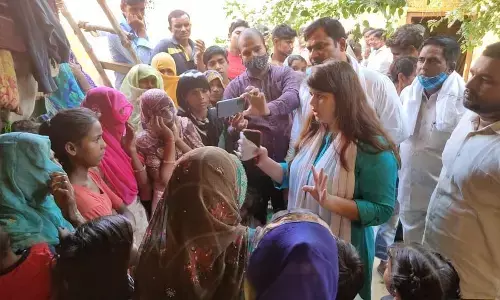 जेवर की रेप पीड़िता को न्याय दिलाने के लिये पंखुड़ी पाठक के साथ जेवर पहुँचा कांग्रेस प्रतिनिधिमंडल जेवर की रेप पीड़िता को न्याय दिलाने के लिये पंखुड़ी पाठक के साथ जेवर पहुँचा कांग्रेस प्रतिनिधिमंडल