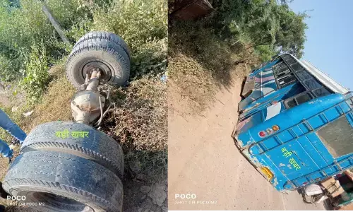 चलती बस से निकला टायर, बड़ी घटना होते-होते टली चलती बस से निकला टायर, बड़ी घटना होते-होते टली