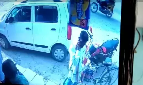 देखें वीडियो: बैंक से बीस हजार निकालकर आ रहा बृद्ध हुआ टप्पेबाजी का शिकार देखें वीडियो: बैंक से बीस हजार निकालकर आ रहा बृद्ध हुआ टप्पेबाजी का शिकार