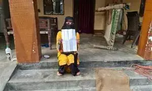 घोखे से आहत प्रेमिका आशिक के घर के सामने धरने पर बैठी घोखे से आहत प्रेमिका आशिक के घर के सामने धरने पर बैठी