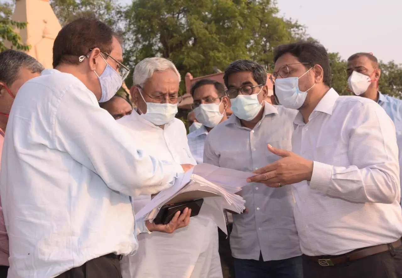 मुख्यमंत्री ने नालंदा,नवादा एवं गया जिले में विभिन्न स्थलों पर गंगा उद्वह योजना के अंतर्गत चल रहे कार्यों की प्रगति का लिया जायजा मुख्यमंत्री ने नालंदा,नवादा एवं गया जिले में विभिन्न स्थलों पर गंगा उद्वह योजना के अंतर्गत चल रहे कार्यों की प्रगति का लिया जायजा