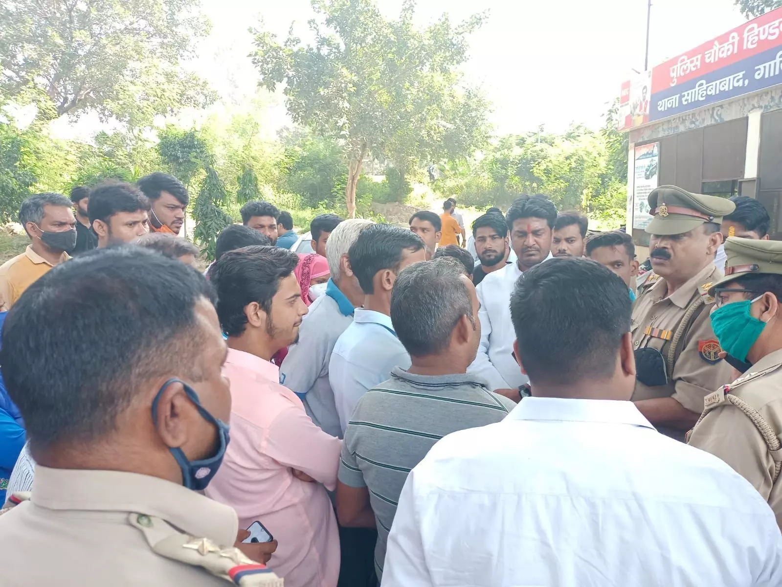 गाजियाबाद : मासूम बच्ची की बरामदगी को लेकर बीजेपी नेता के साथ क्षेत्रवासियों ने चौकी पर दिया धरना गाजियाबाद : मासूम बच्ची की बरामदगी को लेकर बीजेपी नेता के साथ क्षेत्रवासियों ने चौकी पर दिया धरना