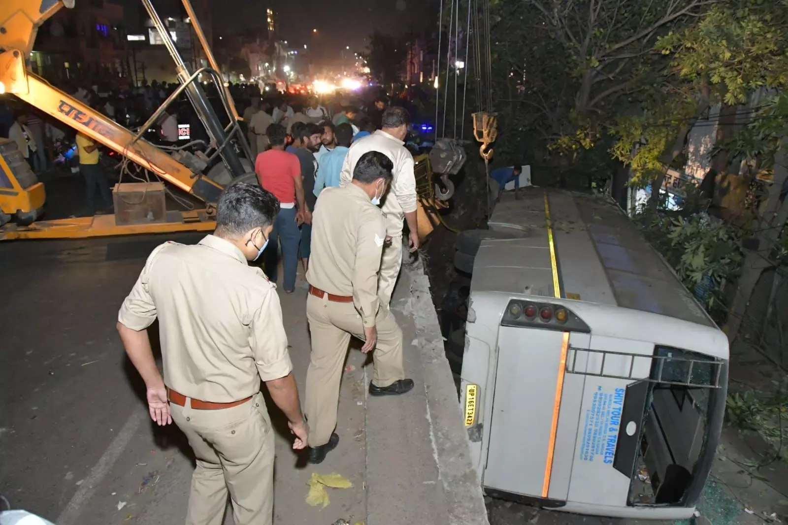 गाजियाबाद में बड़ा हादसा : फ्लाईओवर से नीचे गिरी बस, एक की मौत, 10 घायल गाजियाबाद में बड़ा हादसा : फ्लाईओवर से नीचे गिरी बस, एक की मौत, 10 घायल