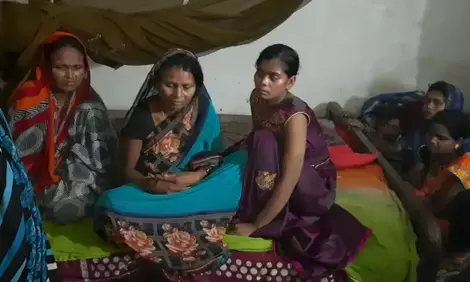 ट्रक-टेंपो की भीषण टक्कर में 3 की मौत 7 घायल ट्रक-टेंपो की भीषण टक्कर में 3 की मौत 7 घायल