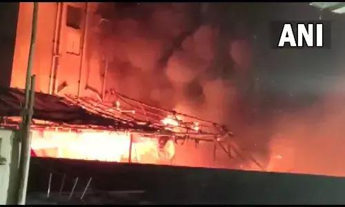 मुंबई: कुर्ला के नेहरू नगर में लगी भीषण आग, पार्किंग में खड़ी 20 मोटरसाइकिल जलकर खाक मुंबई: कुर्ला के नेहरू नगर में लगी भीषण आग, पार्किंग में खड़ी 20 मोटरसाइकिल जलकर खाक
